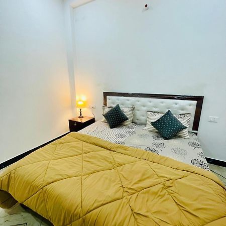 Amrita Residency Villa Varanasi Bagian luar foto