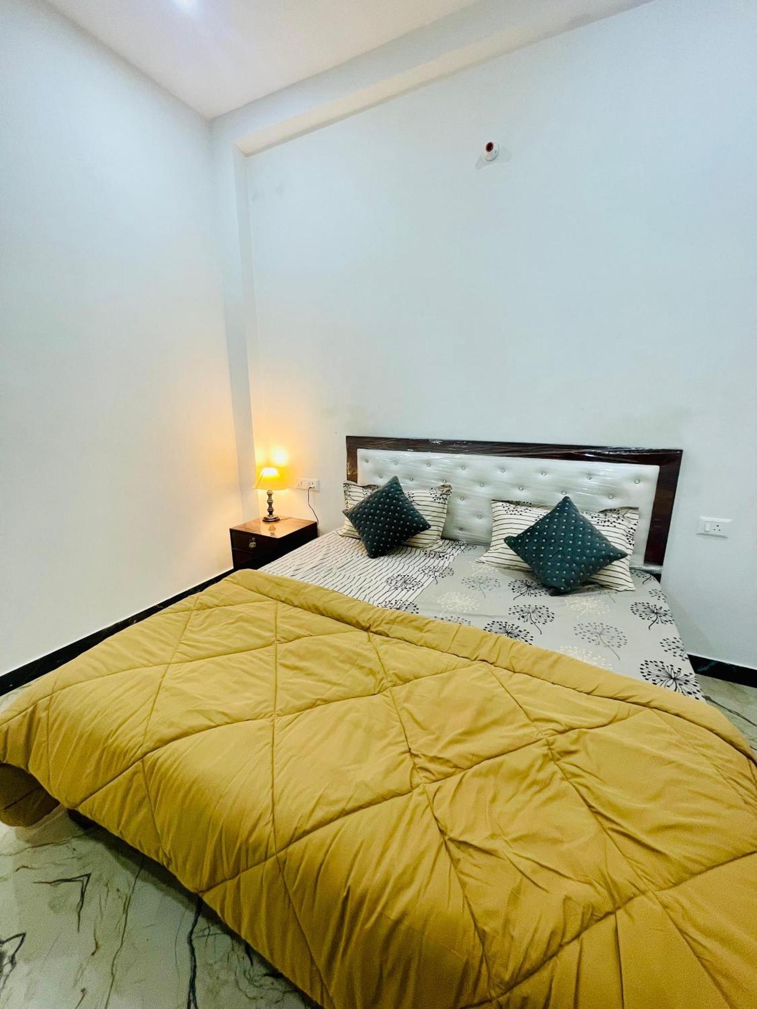 Amrita Residency Villa Varanasi Bagian luar foto