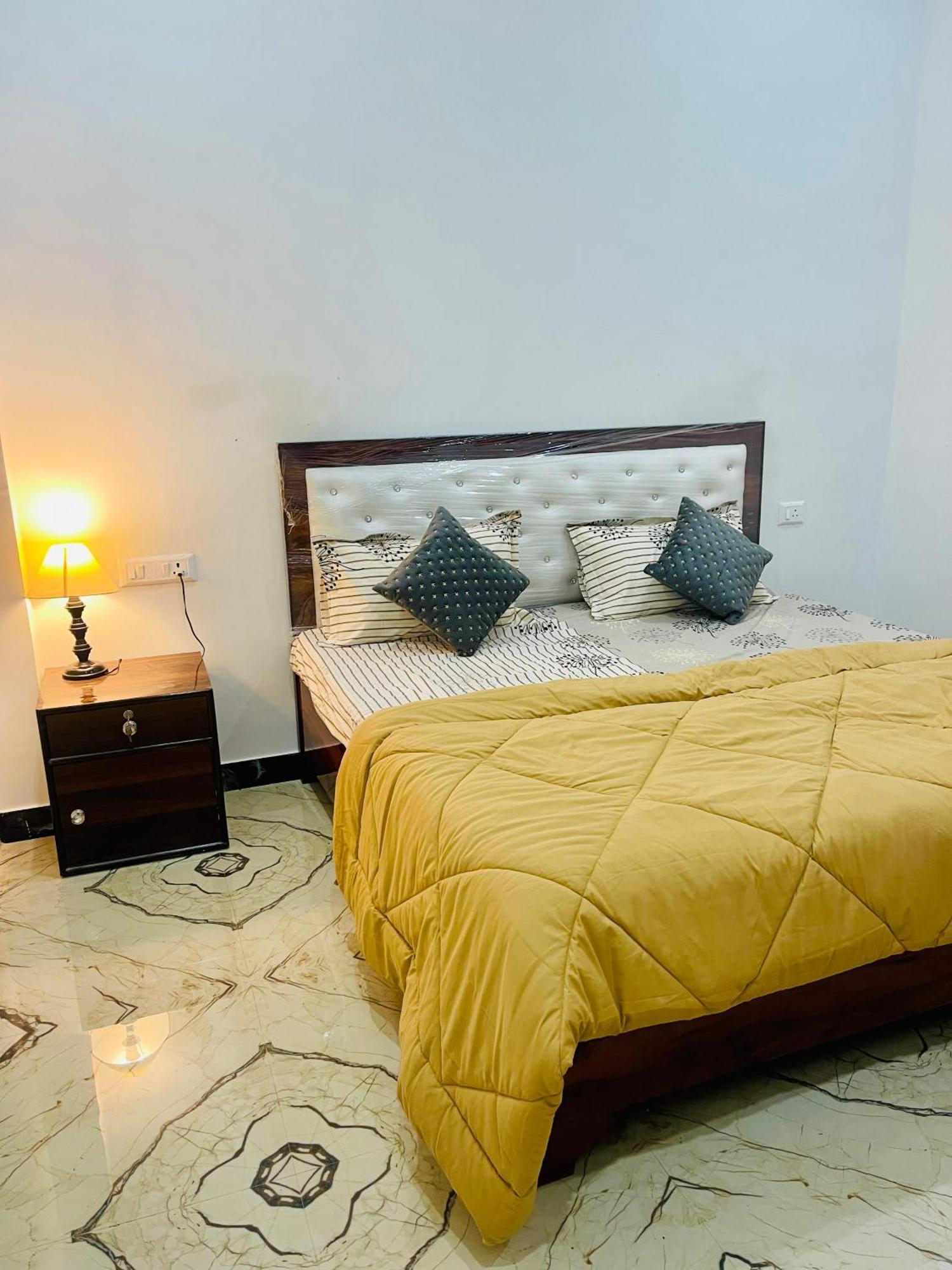 Amrita Residency Villa Varanasi Bagian luar foto